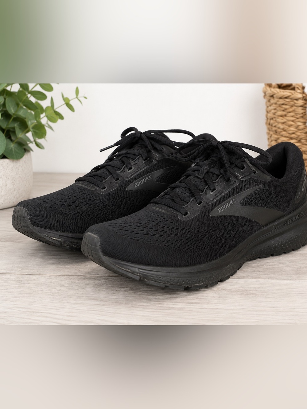 Brooks Ghost Max 2 Running Shoes – Triple Black – Women’s Size 8.5